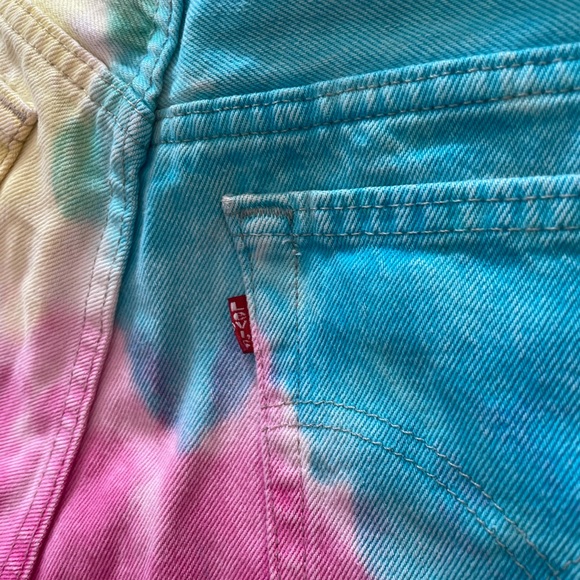 Levi’s tie dye Jean shorts - Picture 4 of 4